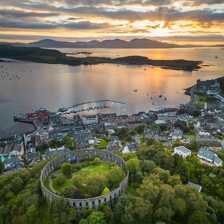 Oban Youth Hostel المظهر الخارجي الصورة Fort Belanabubble, overlooking the town of Portree