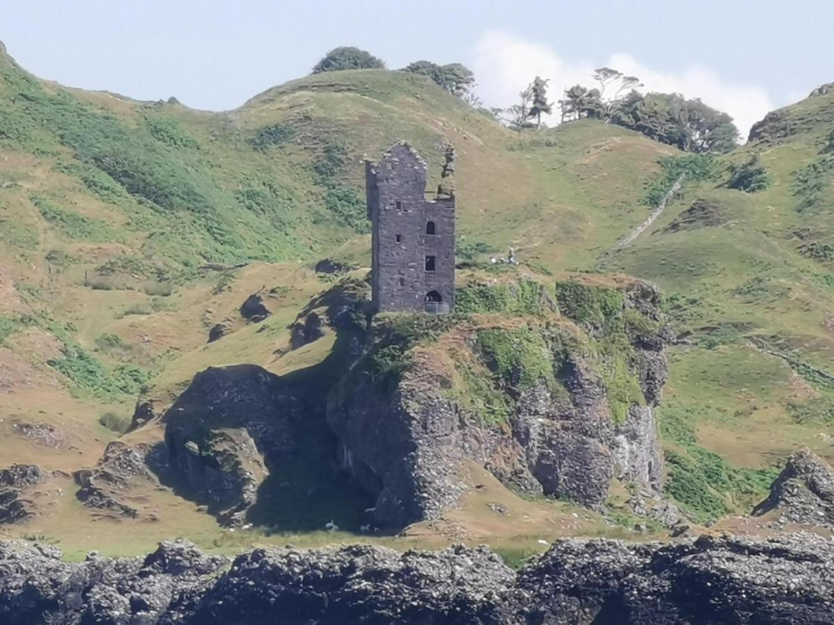 Oban Youth Hostel المظهر الخارجي الصورة The remains of the castle