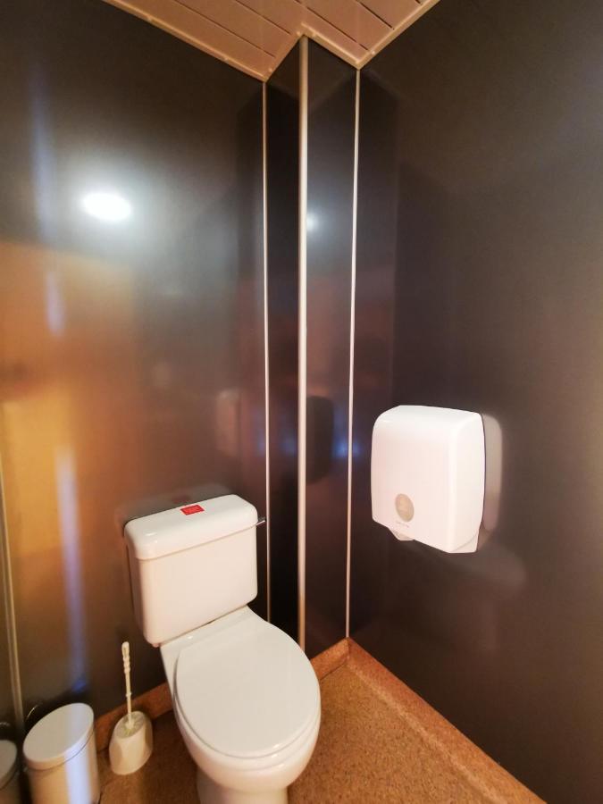 Oban Youth Hostel المظهر الخارجي الصورة A toilet and a hand dryer in a train