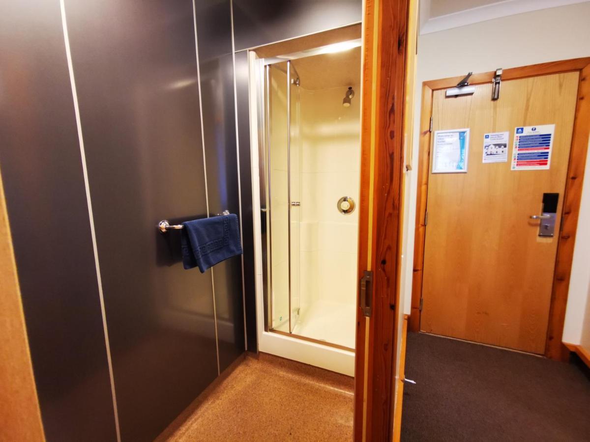 Oban Youth Hostel المظهر الخارجي الصورة A shower cubicle in a hotel room