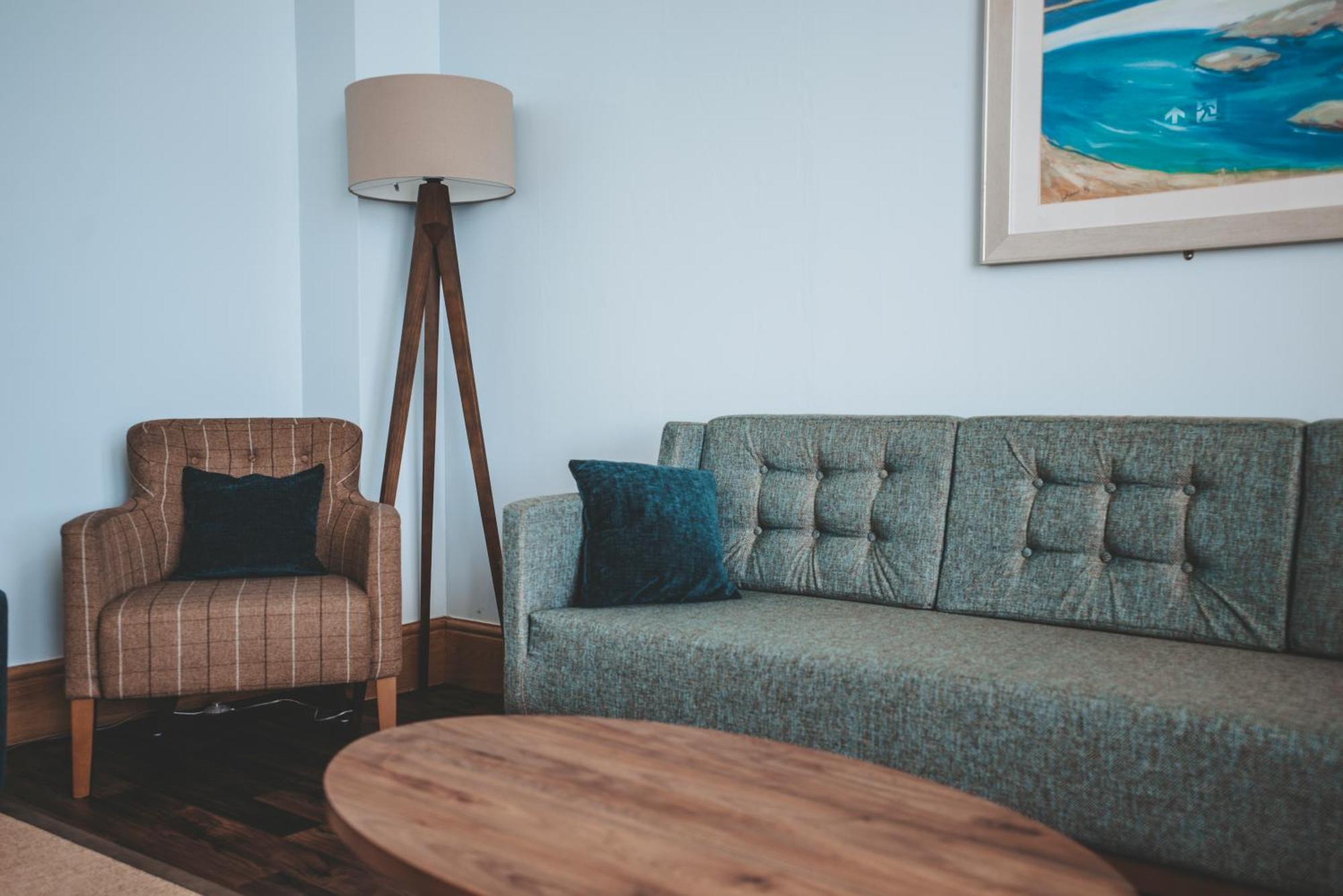 Oban Youth Hostel المظهر الخارجي الصورة A floor lamp