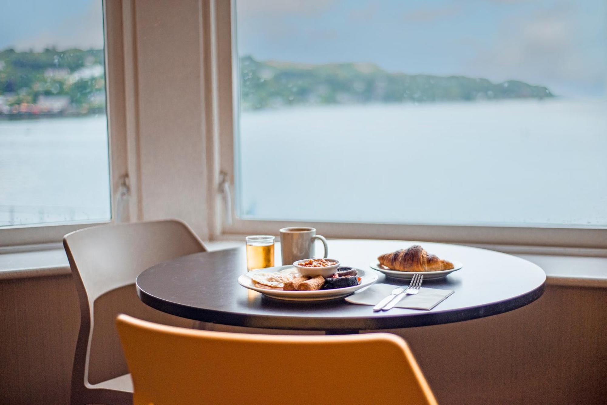 Oban Youth Hostel المظهر الخارجي الصورة A table with a view