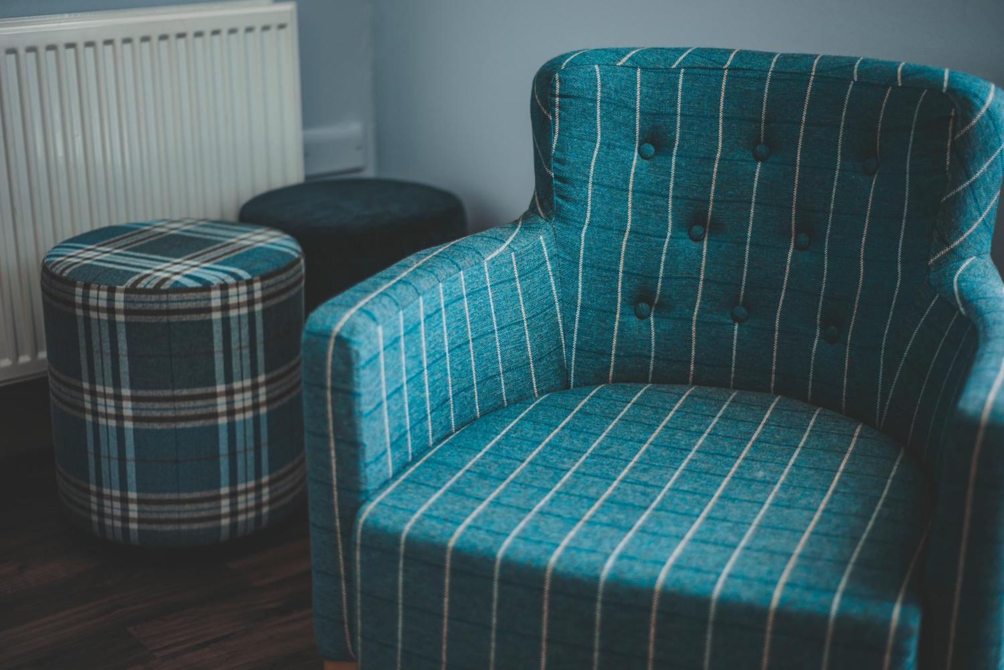 Oban Youth Hostel المظهر الخارجي الصورة A chair and stool upholstered in tartan