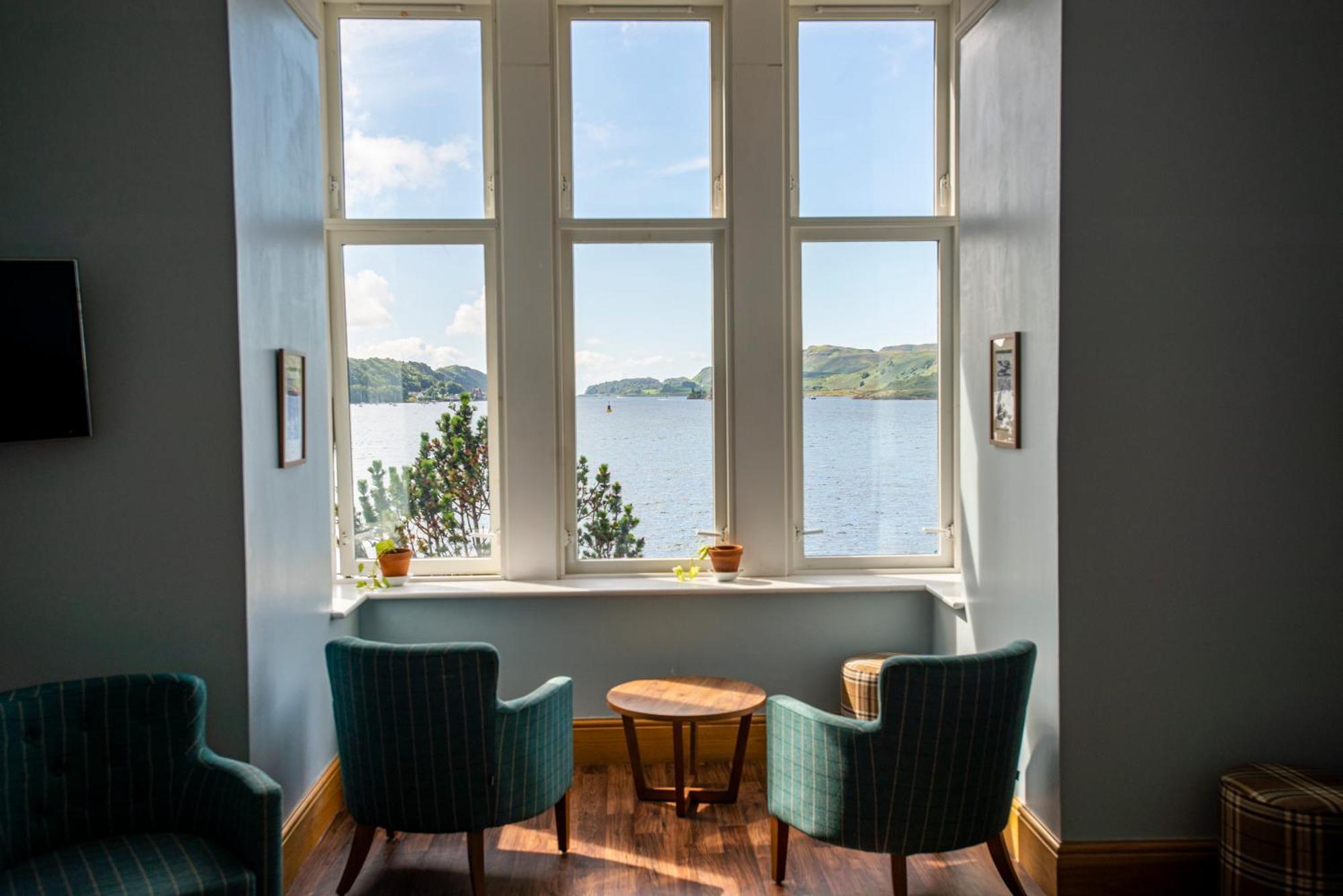 Oban Youth Hostel المظهر الخارجي الصورة View of Lough Ree from the hotel